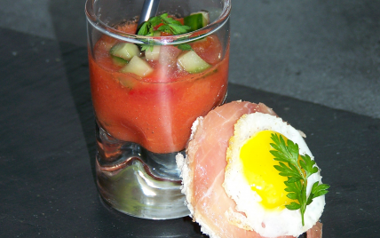 Gaspacho et brunoise de légumes, canapés jambon œufs de caille