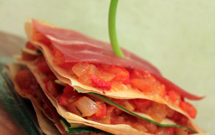 Compotée de tomates et poivrons au brebis en millefeuilles de jambon