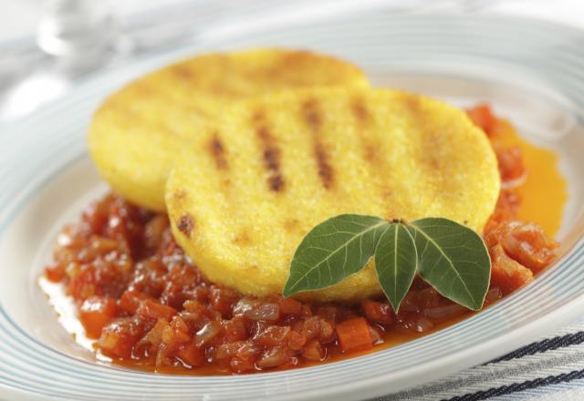 Galettes de polenta et compotée de légumes parfumée