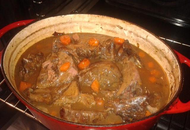 Cuissot de cerf braisé laqué aux herbes du jardin