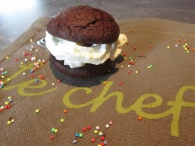 Whoopie pie au chocolat et chantilly au miel