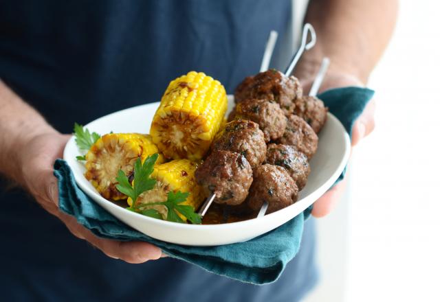 Brochettes de boulettes et maïs caramélisés