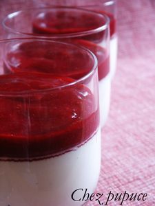 Panna cotta vanillée au coulis de framboise