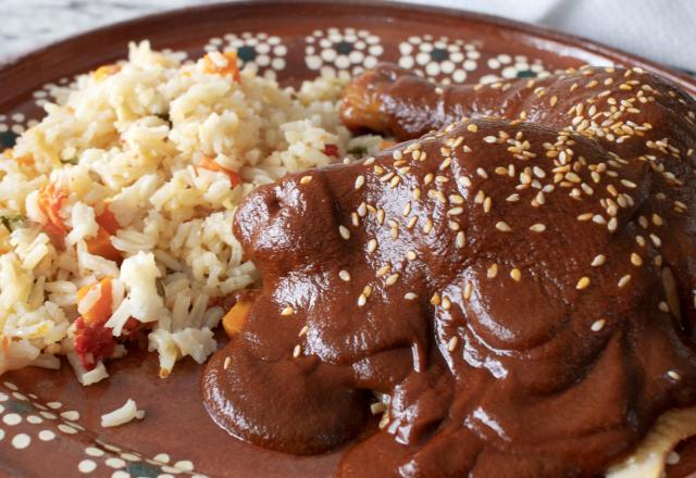 Poulet avec de la sauce mole.