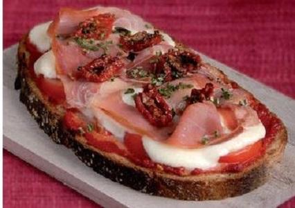 Tartine saint moret /jambon sur son lit de pesto