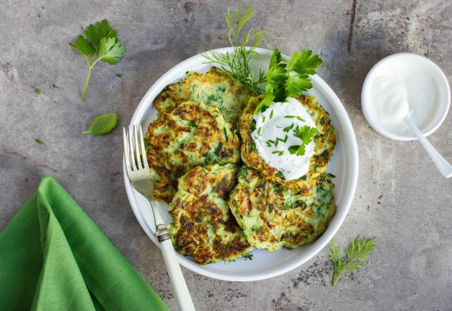 Galettes de courgettes, sauce au yaourt