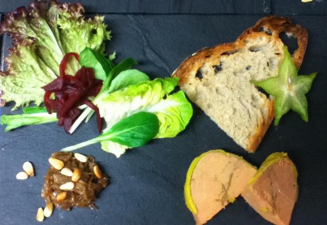 Assiette de foie gras et sa compote d'oignons, salade