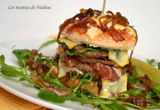 Hamburger au lard, oignons caramélisés, roquette et Reblochon