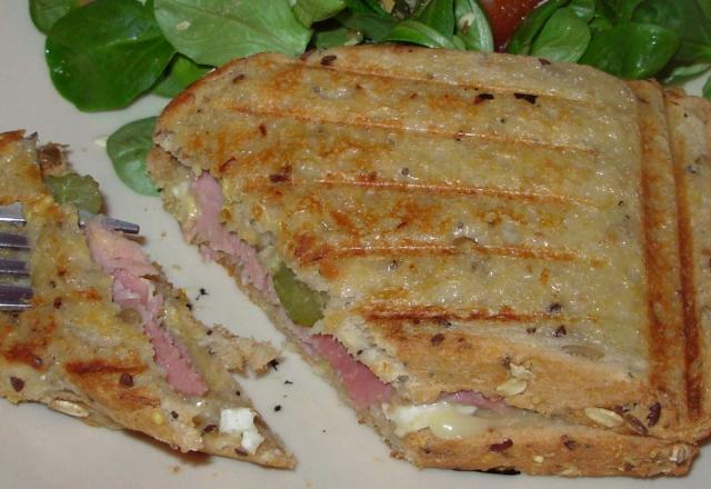 Croques au camembert et aux cornichons