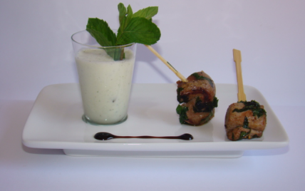 Smoothie de concombre, chèvre et menthe, minis-brochettes d'agneau épicées