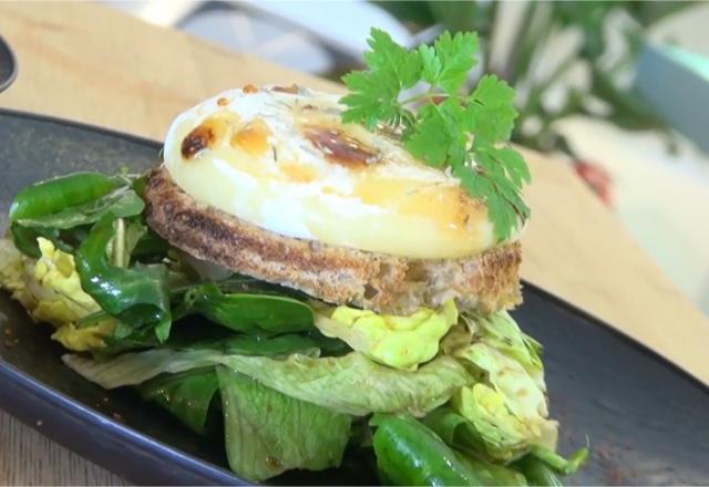 Salade mélangée et tartine de chèvre chaud