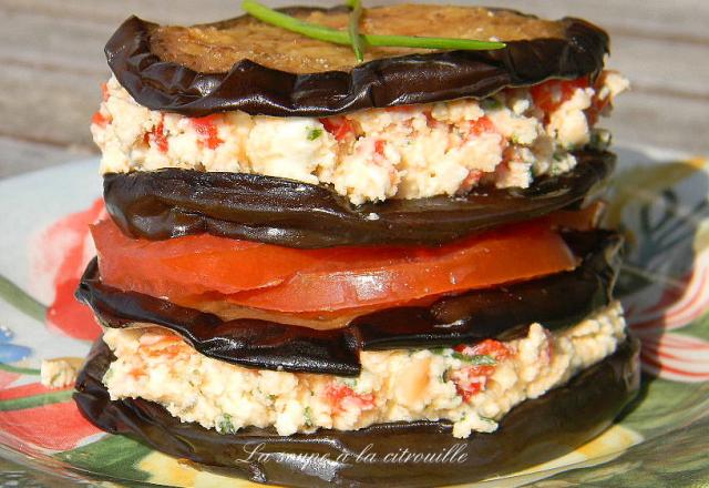 Millefeuille d'aubergines et fêta aux poivrons rouges