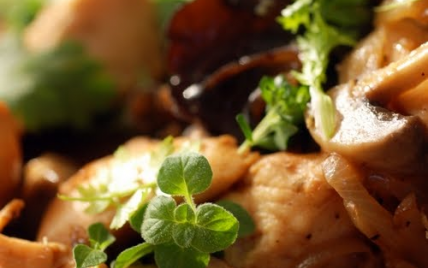 Poulet aux champignons noirs et blancs