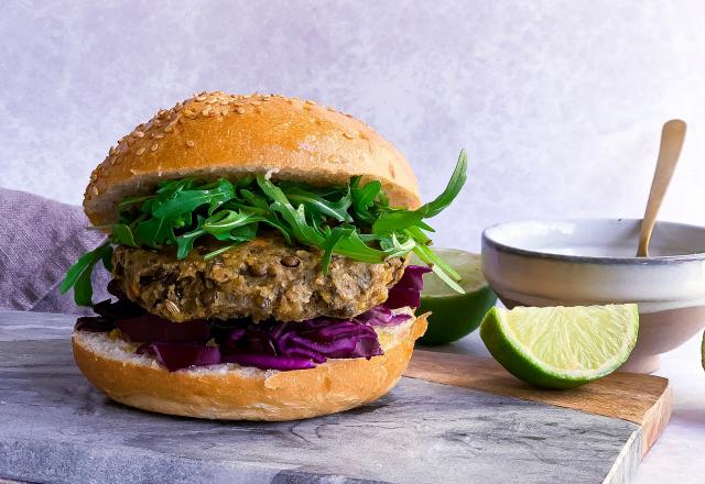 Burger végétal aux lentilles, sauce au tahiné