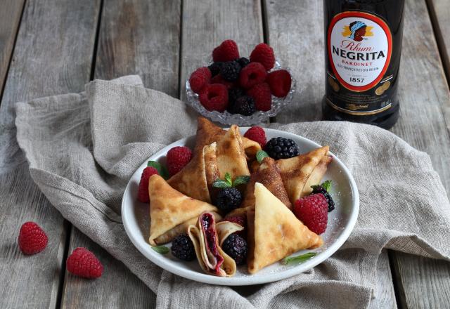 Samoussas de crêpes au rhum et compotée de fruits rouges