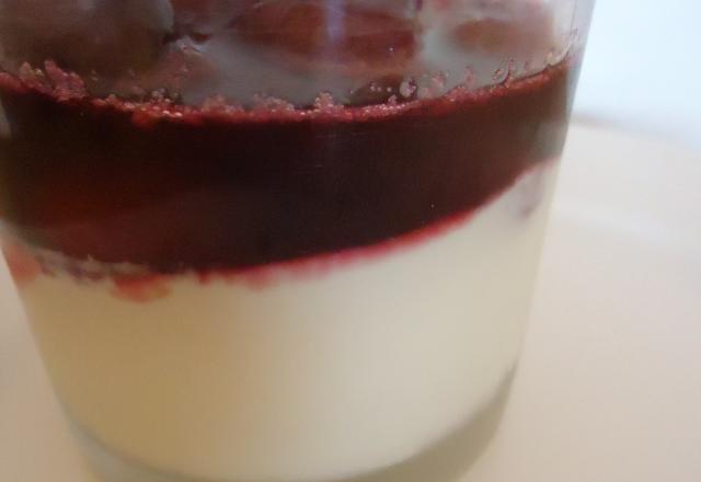 Panna cotta au toblérone blanc et cerises au vin rouge