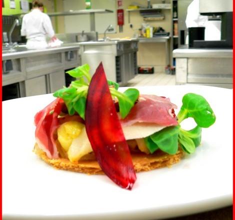 Tarte fine aux légumes rôtis, parmesan et jambon