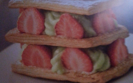 Mille feuilles croustillant aux fraises et à la pistache