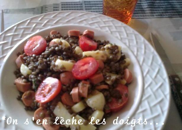 Salade de lentilles, saucisses, tomates, emmental