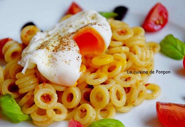 Pâtes au pesto de tomates, œuf poché et ail noir