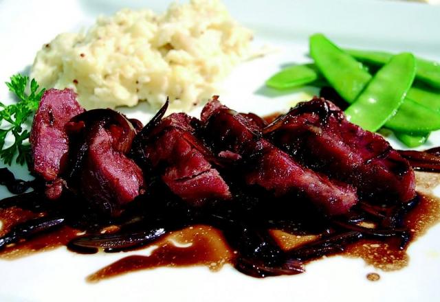 Noix de joue de porc confite, échalote au vinaigre balsamique et écrasé de céleri à la moutarde