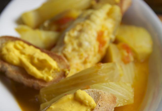 Filets de lotte, bouillon fenouil-safran et croûtons à la rouille