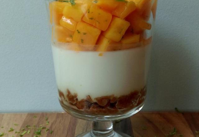 Verrine de panna cotta coco et mangue fraîche au citron vert