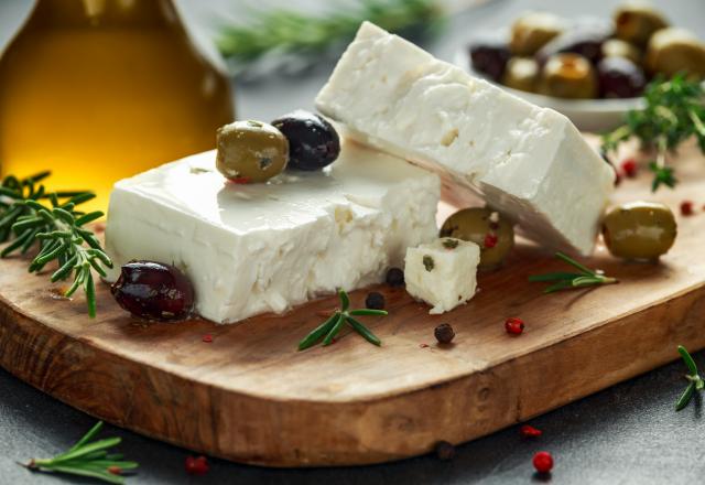 Feta entamée : voici les 3 meilleures méthodes pour bien la conserver !