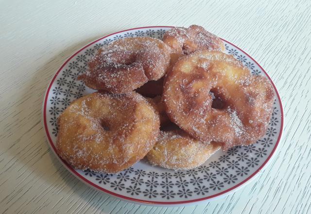 Beignets aux pommes et cannelle