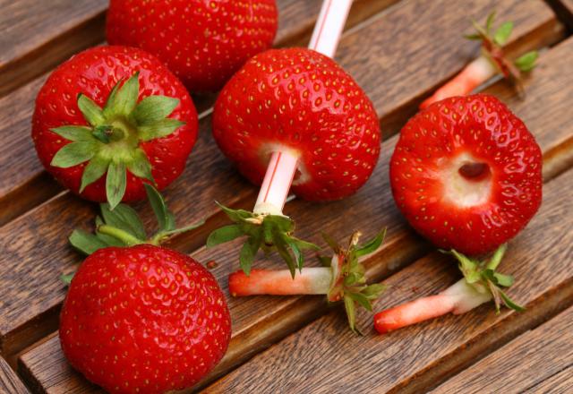 Comment équeuter des fraises sans en perdre la moitié