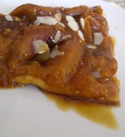 Tarte tatin aux abricots, amandes et caramel au beurre salé