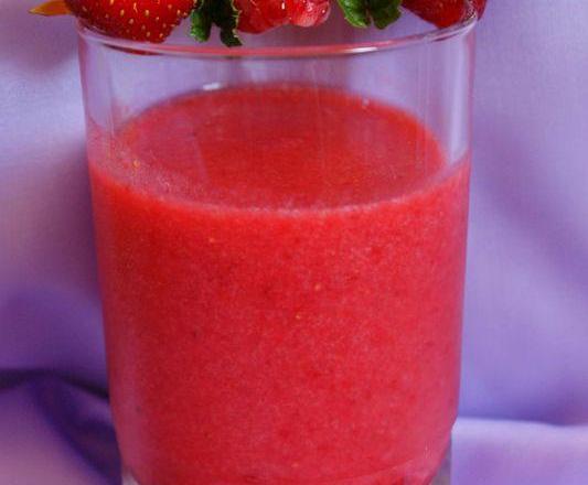 Smoothie rose : fraise framboise et banane)