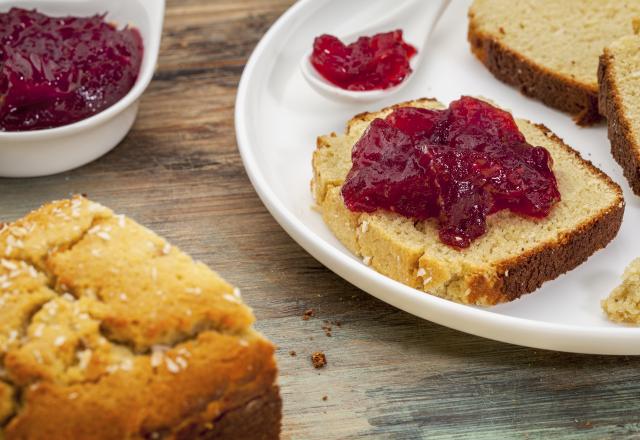 Cake à la noix de coco et confiture de fraises