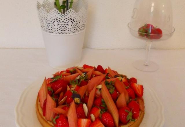 Tarte fraise rhubarbe amande de C. Heitlzer