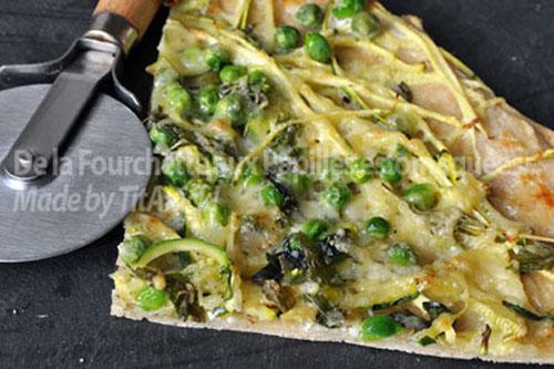 Pizza aux oignons nouveaux, courgettes, petits pois, menthe et verveine