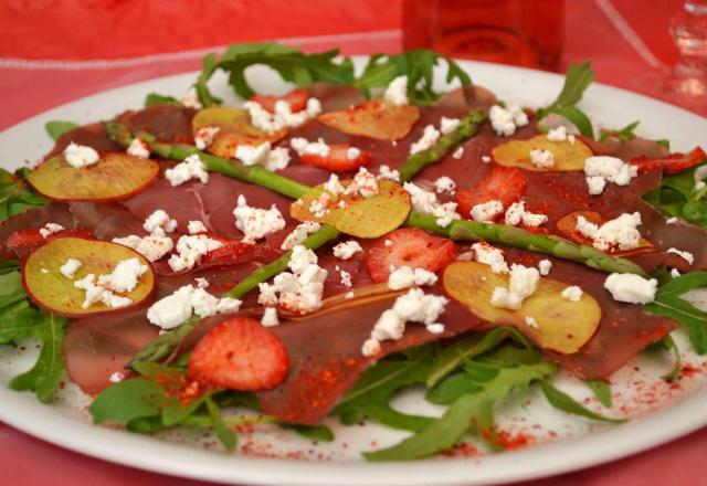 Carpaccio de bresaola, nectarines, fraises et chèvre au miel sur lit de rucola