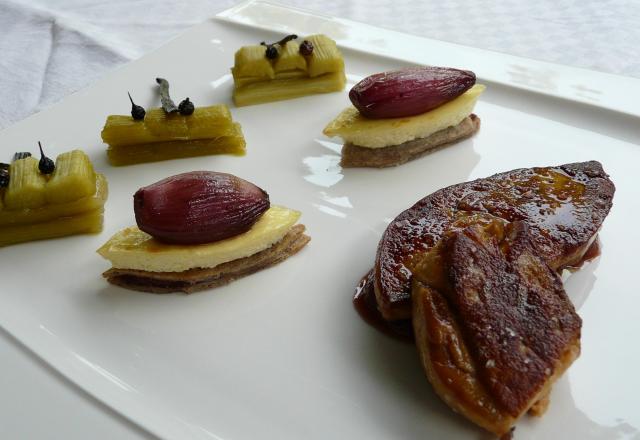 Foie gras de canard juste poêlé, compotée de rhubarbe vanillée aux poivres, échalotes confites au Floc de Gascogne ,royale d'ail de Lomagne sur croustille mi-sarrasin et magret fumé