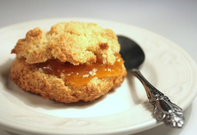 Scones la confiture d'abricots