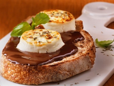 Tartine de chèvre, sauce chocolat thym et basilic