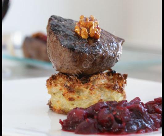 Pavé de biche sur rösti, chutney cranberries-framboises et noix caramélisées