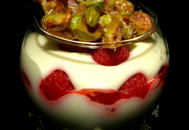 Mousse chocolat blanc framboises et croquant aux pistaches