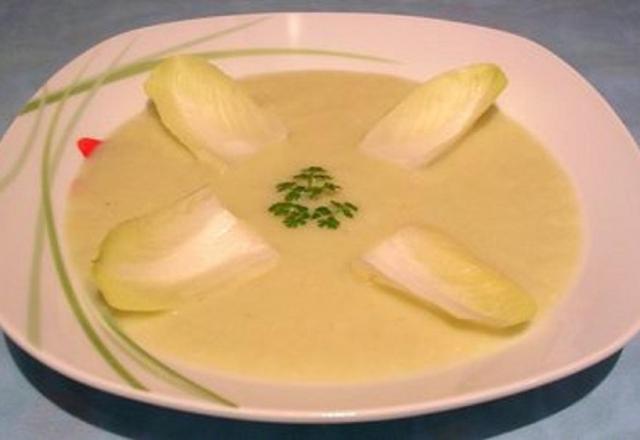 Soupe crémeuse d'endives, maroilles et gruyère râpé