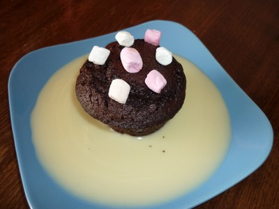 Muffin fondant au chocolat avec sa crème anglaise