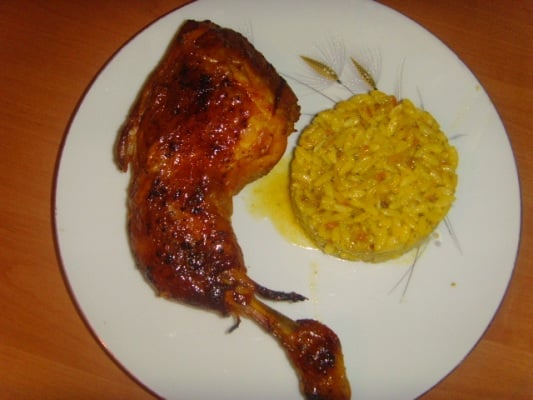 Cuisse de poulet et riz avec sauce