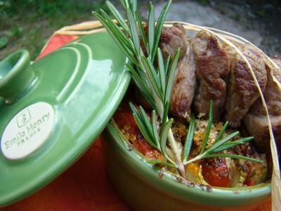 Tian de légumes provençal au parmesan, brochette d'agneau épicée au romarin