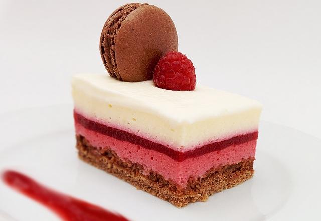 Entremets framboises, chocolat au lait et vanille