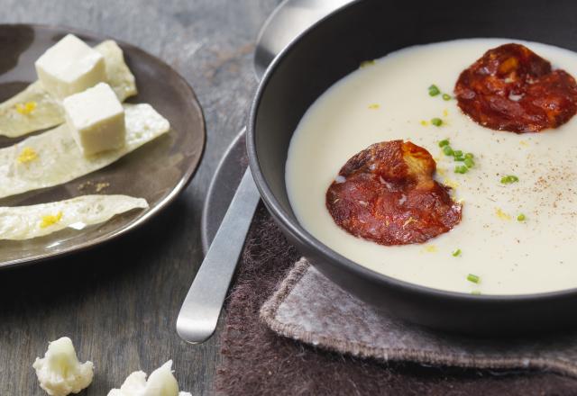 Velouté de chou-fleur, chorizo et croustillant d’emmental