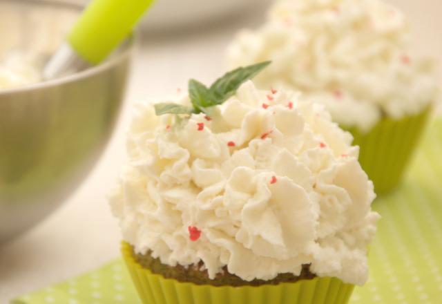 Cup-cakes chaud-froid aux jeunes courgettes, pesto, et chèvre frais