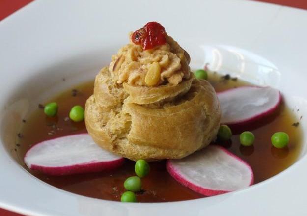 Choux à la mousse de ratatouille, gelée de bouillon de légumes et légumes croquants