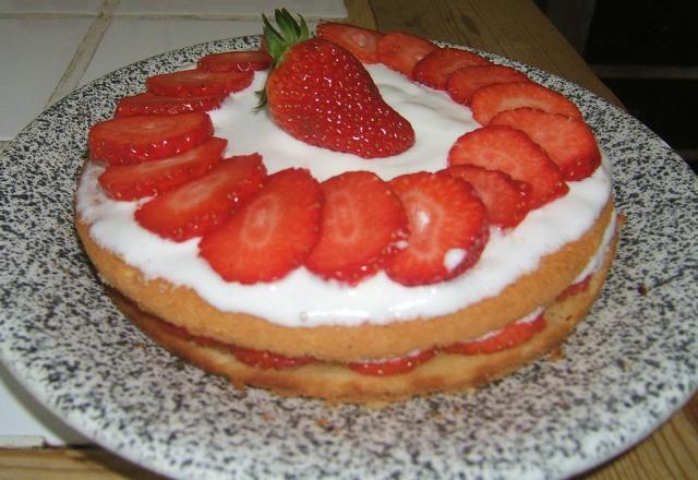 Gâteau, fraises et chantilly